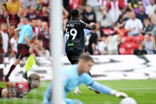 190926 - Lincoln City v Swansea City - Sky Bet Championship - Moussa Yeo of Swansea City scores a goal to equalise the game