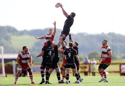 030525 - Llandovery RFC v Pontypool RFC - Super Rygbi Cymru Quarter Final - Dan Hill of Pontypool wins the line out