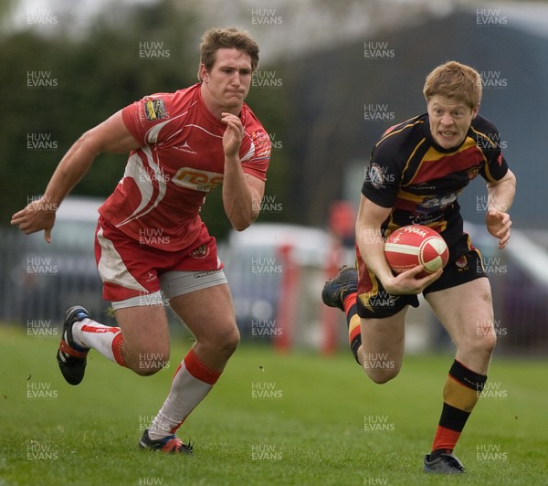 070412 -  Llandovery RFC v Carmarthen Quins RFC - Principality Premiership - Carmarthen Quins' Rhys Thomas breaks through