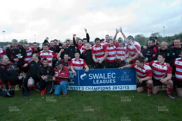 080513 - Llandybie v Cwmgors, SWALEC League 5 South West -Cwmgors celebrate winning the SWALEC League 5 South West