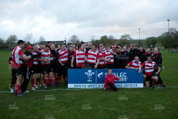 080513 - Llandybie v Cwmgors, SWALEC League 5 South West -Cwmgors celebrate winning the SWALEC League 5 South West