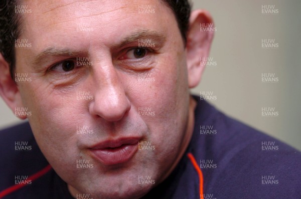 16.04.07 - Llanelli Scarlets Press Conference - Llanelli Scarlets Director of Rugby, Phil Davies talks to reporters 