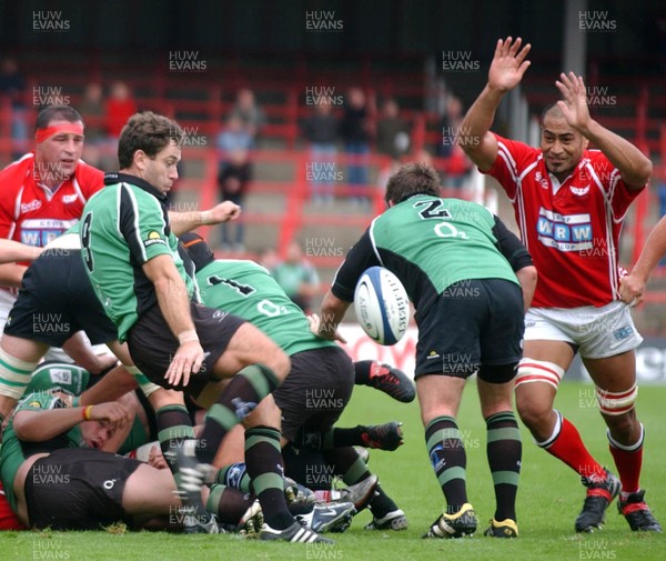 170905 - Llanelli Scarlets 25 v 17 Connacht - Celtic League -  Connacht's Tom Tierney tries to clear as Inoke Afeaki challenges 