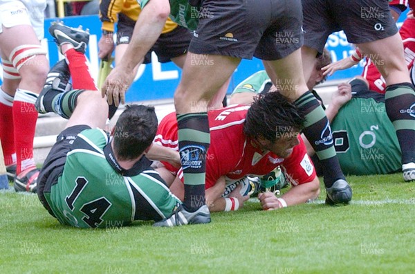 170905 - Llanelli Scarlets 25 v 17 Connacht - Celtic League -  Scarlet's Aled Gravelle crosses to score a try