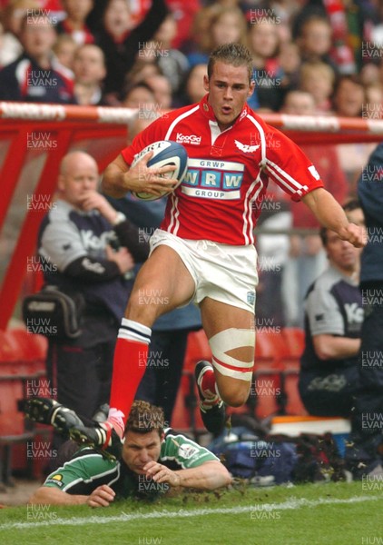 170905 - Llanelli Scarlets 25 v 17 Connacht - Celtic League -  Scarlets' Lee Byrne tries to find a way through