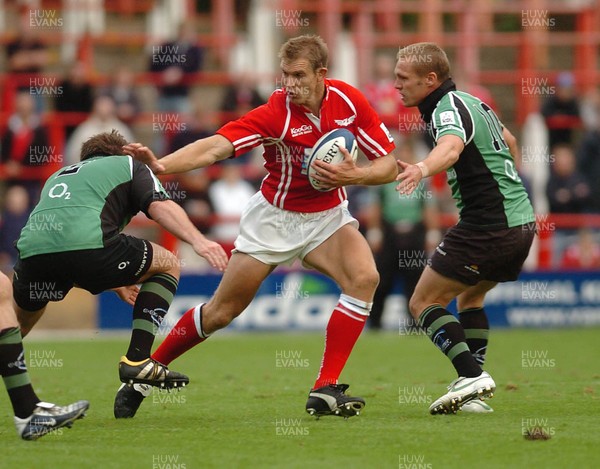 170905 - Llanelli Scarlets 25 v 17 Connacht - Celtic League -  Scarlets' Dafydd Jones tries to find a gap