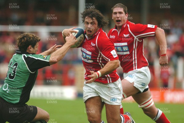 170905 - Llanelli Scarlets 25 v 17 Connacht - Celtic League -  Scarlets Aled Gravelle tries to get past Darren Yapp