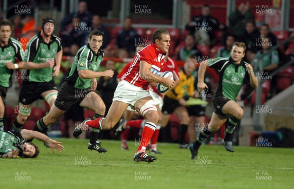 170905 - Llanelli Scarlets 25 v 17 Connacht - Celtic League -  Scarlets Lee Byrne runs in to score a try