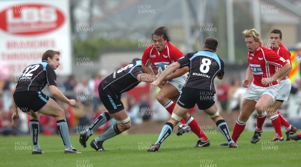 161005 - Llanelli Scarlets 24 v 20 Glasgow Warriors - Celtic League -  Scarlets Aled Gravelle looks for a way through