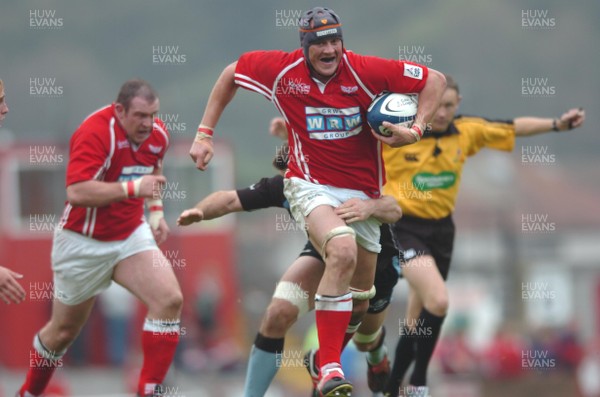 161005 - Llanelli Scarlets 24 v 20 Glasgow Warriors - Celtic League -  Scarlets Hottie Louw gallops away