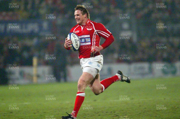 070106 - Llanelli Scarlets v Leinster - Celtic League -  Scarlets Matthew J Watkins intercepts and races away to score try