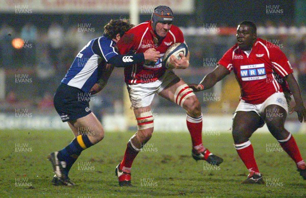 070106 - Llanelli Scarlets v Leinster - Celtic League -  Scarlets Hottie Louw takes on Gordon D'Arcy