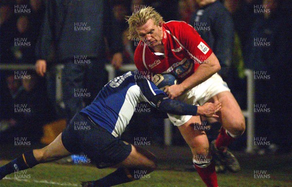 070106 - Llanelli Scarlets v Leinster - Celtic League -  Scarlets Alix Popham is tackled by Felipe Contepomi