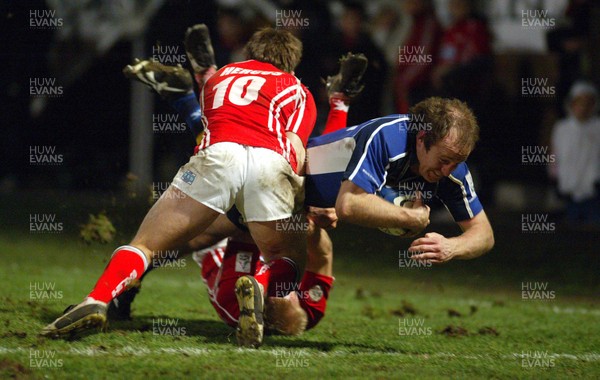 070106 - Llanelli Scarlets v Leinster - Celtic League -  Leinster's Dennis Hickie powers through Clive Stuart-Smith and Mike Hercus to score try and give Leinster the chance to draw the match