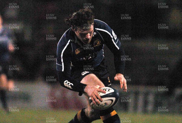 070106 - Llanelli Scarlets v Leinster - Celtic League -  Leinster's Gordon D'Arcy crosses to score a try