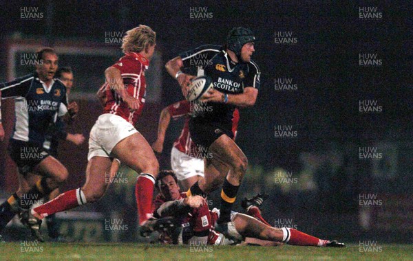 070106 - Llanelli Scarlets v Leinster - Celtic League -  Leinster's Jamie Heaslip looks for support as Mark Jones tackles with Alix Popham in support