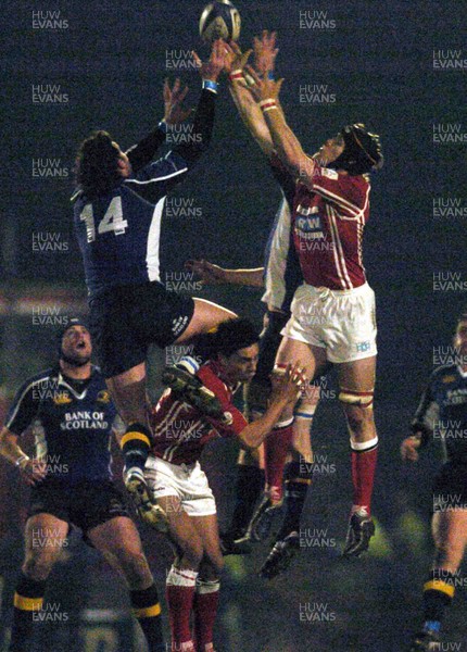 070106 - Llanelli Scarlets v Leinster - Celtic League -  Scarlets' Simon Easterby and Shane Horgan compete for a high ball