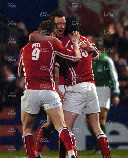 30.03.07 - Llanelli Scarlets v Munster - Heineken Cup - Llanelli's Dwayne Peel(L) and Mark Jones(C) congratulate Barry Davies on try 