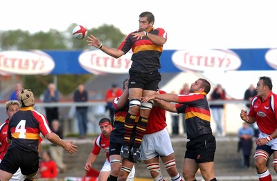 060903 - Llanelli Scarlets v Newport Gwent Dragons - Celtic League - Dragons' Peter Sidoli wins line out ball