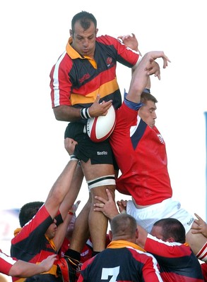 060903 - Llanelli Scarlets v Newport Gwent Dragons - Celtic League - Dragons' Shawn van Rensburg wins line out ball