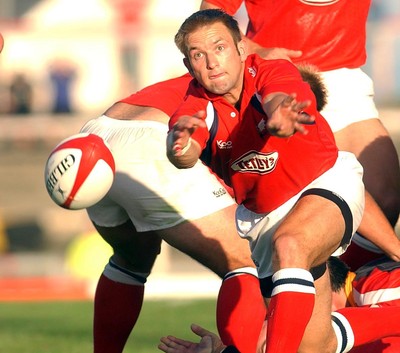 060903 - Llanelli Scarlets v Newport Gwent Dragons - Celtic League - Scarlets' Dale Burn passes out