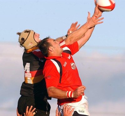 060903 - Llanelli Scarlets v Newport Gwent Dragons - Celtic League - Dragons' Ian Gough loses out to Chris Wyatt