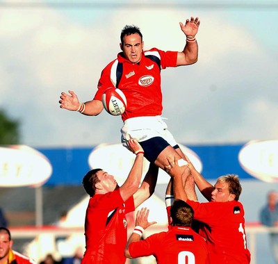 060903 - Llanelli Scarlets v Newport Gwent Dragons - Celtic League - Scarlets' Chris Wyatt wins line out ball