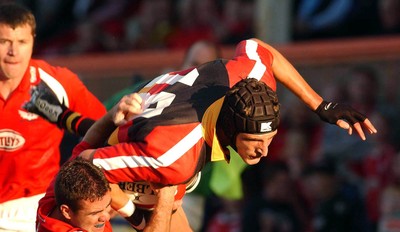 060903 - Llanelli Scarlets v Newport Gwent Dragons - Celtic League - Dragons' Luke Charteris dives over Gareth Bowen