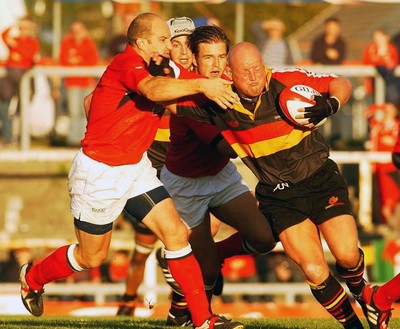 060903 - Llanelli Scarlets v Newport Gwent Dragons - Celtic League - Dragons' Paul Young holds off Ian Boobyer