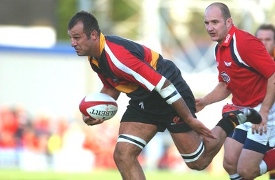 060903 - Llanelli Scarlets v Newport Gwent Dragons - Celtic League - Dragons' Shawn Van Rensburg evades Ian Boobyer