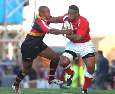 060903 - Llanelli Scarlets v Newport Gwent Dragons - Celtic League - Scarlets' Salesi Finau hands off Nathan Brew