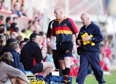 060903 - Llanelli Scarlets v Newport Gwent Dragons - Celtic League - Dragons' Steve Winn is shown yellow card for tackle on Salesi Finau