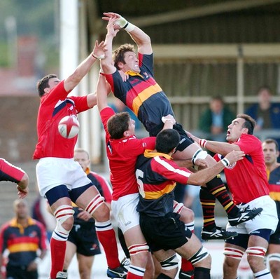 060903 - Llanelli Scarlets v Newport Gwent Dragons - Celtic League - Dragons' Ian Gough loses high ball at the restart