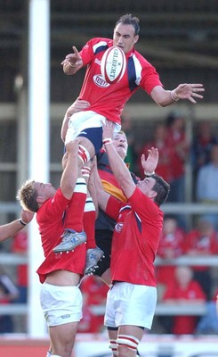 060903 - Llanelli Scarlets v Newport Gwent Dragons - Celtic League - Scarlets' Chris Wyatt provides good ball from line out