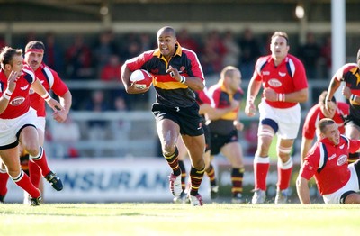 060903 - Llanelli Scarlets v Newport Gwent Dragons - Celtic League - Dragons' Nathan Brew makes a break