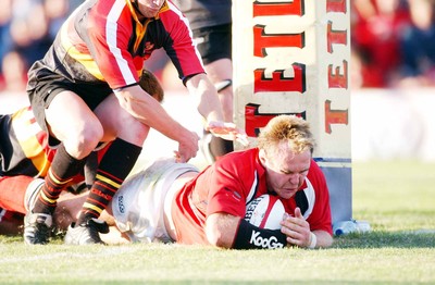 060903 - Llanelli Scarlets v Newport Gwent Dragons - Celtic League - Scarlets' Scott Quinell dives over to score try