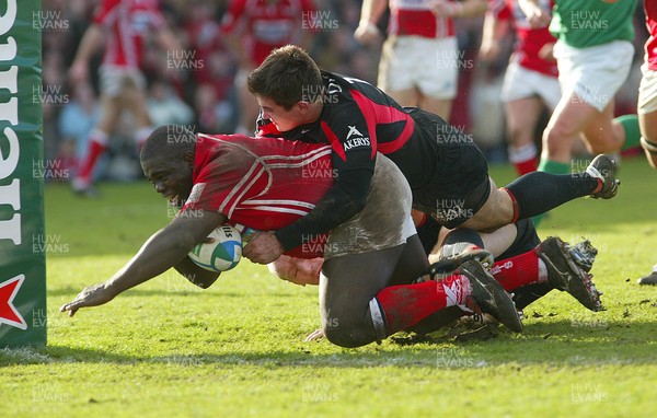 210106Llanelli Scarlets v Toulouse, Heineken Cup Scarlets Martyn Madden breaks Gareth Thomas' and Florian Fritz's tackle to score try  