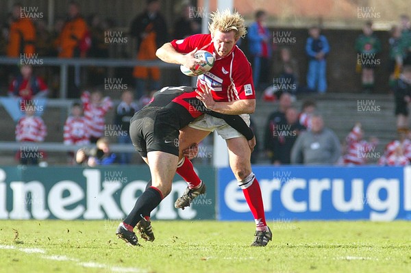 210106Llanelli Scarlets v Toulouse, Heineken Cup Scarlets Alix Popham is tackled by Florian Fritz  