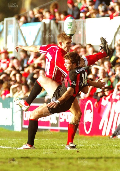 210106Llanelli Scarlets v Toulouse, Heineken Cup Scarlets Dafydd James tangles with Vincent Clerc as they go for the ball  