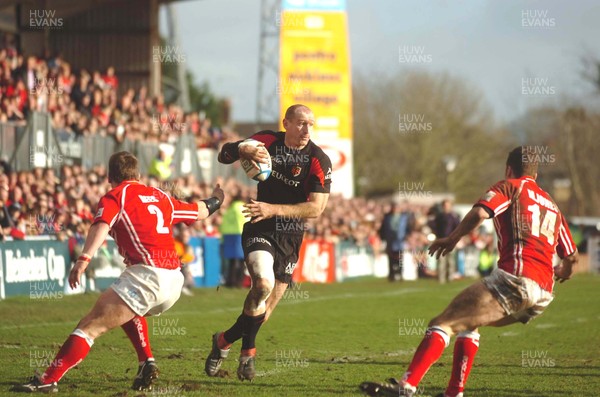 210106  Llanelli Scarlets v Toulouse Gareth Thomas gets past Matthew Rees   