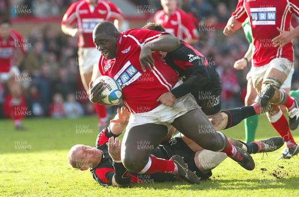 210106Llanelli Scarlets v Toulouse, Heineken Cup Scarlets Martyn Madden breaks Gareth Thomas' and Florian Fritz's tackle to score try  