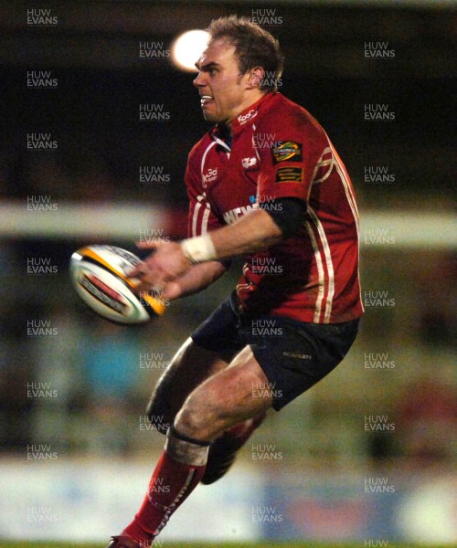 030307 - Llanelli Scarlets v Ulster - Magners League - Llanelli's Cieron Thomas 