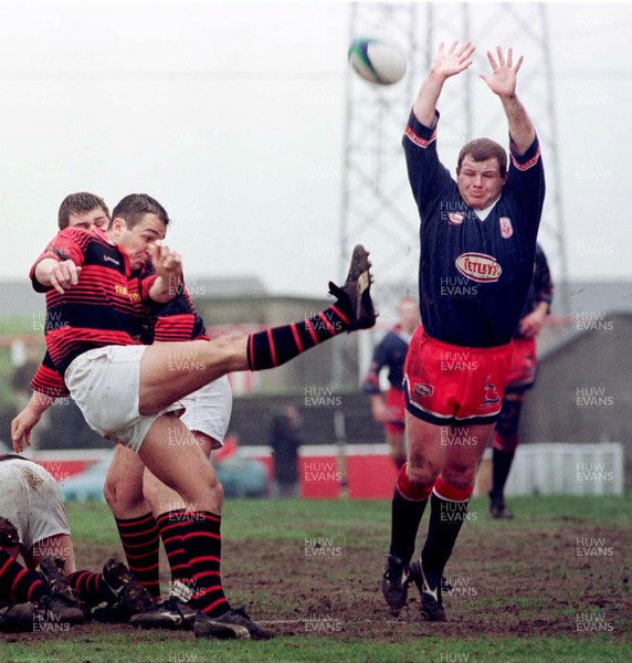 030499 - Llanelli v Aberavon - Andrew Jacobs of Aberavon chips over Marcus Thomas 