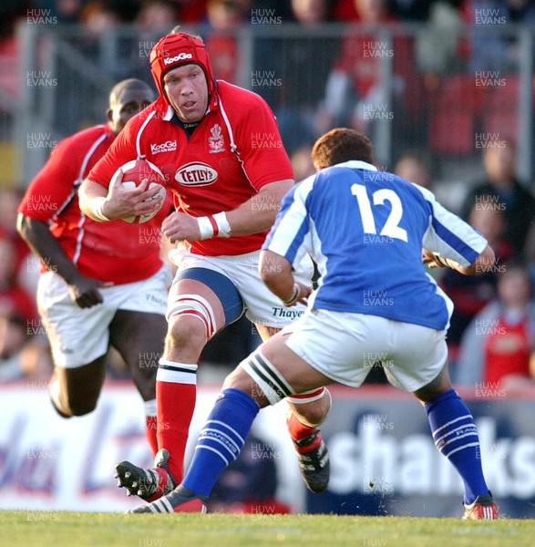 060503 - Llanelli v Bridgend - Welsh Premiership - Llanelli's David Hodges takes on Josh Tuamololo