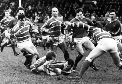 250289 - Llanelli v Bridgend - Ieuan Evans of Llanelli is tackled by Richard Diplock