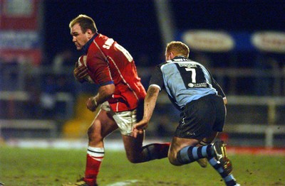 040203 - Llanelli v Cardiff - Welsh Premiership - Llanelli's Scott Quinnell breaks past Martyn Williams