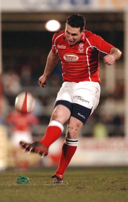 040203 - Llanelli v Cardiff - Welsh Premiership - Stephen Jones kicks a conversion