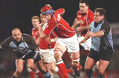 040203 - Llanelli v Cardiff - Welsh Premiership - Llanelli's Simon Easterby escapes tacklers Pieter Muller (left) and Peter Rogers (rt)