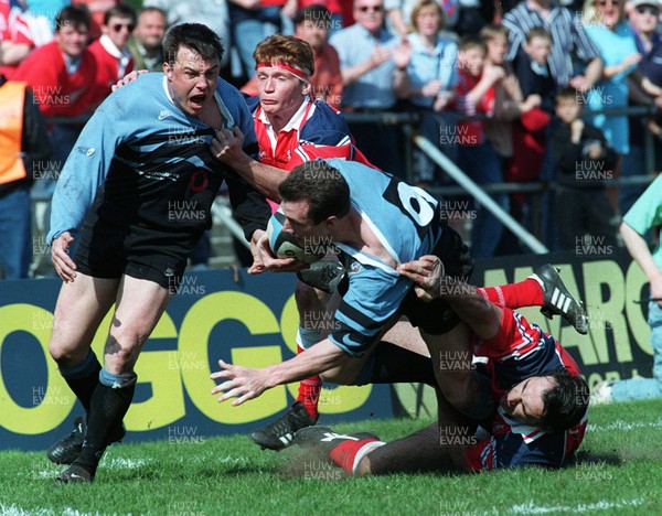 130497 - Llanelli v Cardiff - Rob Howley breaks past Chris Wyatts to score a try