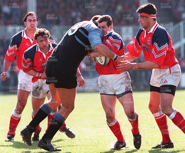 130497 - Llanelli v Cardiff - Neil Boobyer runs into Derwyn Jones